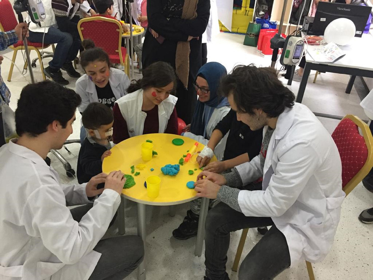 23 NİSAN’DA ÇOCUKLARIN YÜZÜNÜ GÜLDÜRÜYORUZ